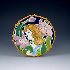 Piattino con profilo femminile e gigli rosa